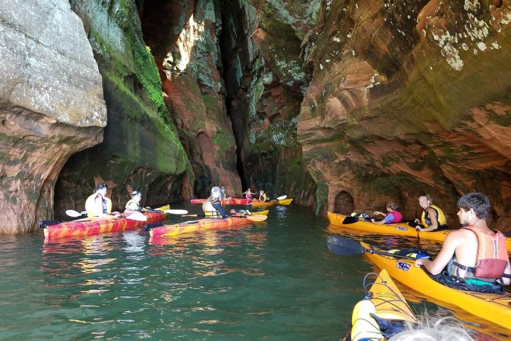A group going through the caverns at Apostle Island